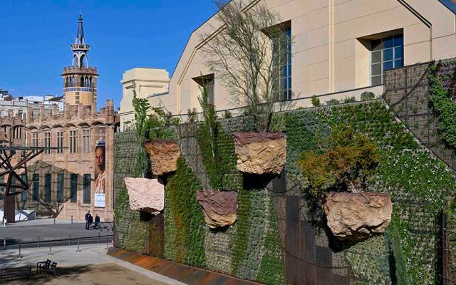 Visita la antigua fábrica modernista y el bosque vertical de CaixaForum